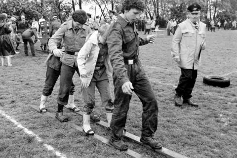ARH Slg. Weber 02-062/0005, Junge Mitglieder der Feuerwehr bei Spielen auf einem Feuerwehrfest?, zwischen 1980/1990