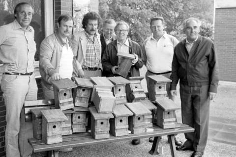 ARH Slg. Weber 02-062/0007, Mitglieder des SPD-Ortsvereins bei der Übergabe von selbstgebauten Nistkästen an Mitglieder des Vogelliebhaber- und Vogelschutzvereins Gehrden, Leveste, zwischen 1980/1990