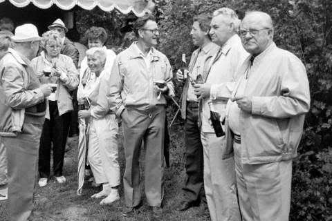 ARH Slg. Weber 02-063/0001, Feier des gemischten Chors "Harmonie" mit v.r. N.N., Vorsitzender Friedrich Kirchhoff, Karl-Heinz Huter, Ehrenfried Keding, Uta Siebert, verdeckt dahinter Christa Hohe und weitere, zwischen 1980/1990