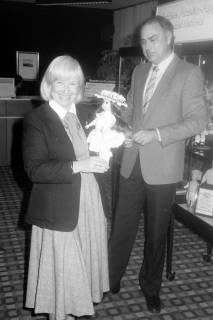 ARH Slg. Weber 02-063/0004, Ausstellung von Porzellan-Puppen in der Bankfiliale der Dresdner Bank in der Dammstraße mit Filialleiter und Bankdirektor Hans-Jürgen Anacker, Gehrden, zwischen 1980/1990
