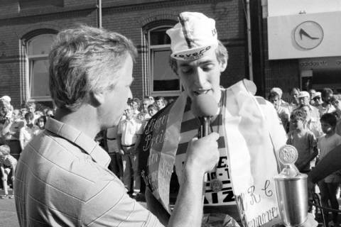ARH Slg. Weber 02-064/0002, Vorsitzender des Hannoverschen Radsport Clubs Reinhard Kramer interviewt den Sieger eines Radrennens um den Bürgerpreis der Stadt Gehrden am Ziel in der Gartenstraße, Gehrden, 1985