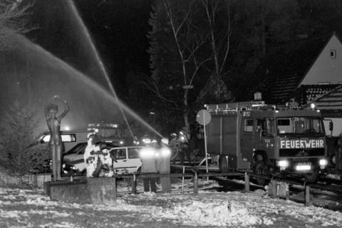 ARH Slg. Weber 02-064/0017, Feuerwehrleute bei einer nächtlichen Einsatzübung am Matthias-Claudius-Gymnasium, Gehrden, zwischen 1980/1990