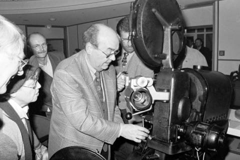 ARH Slg. Weber 02-065/0003, Ausstellung zum Filmtheater und erster Filmabend im Nostalgiekino im Bürgersaal des Rathauses mit Georg Weber sen. vom Nostalgiekino am Filmprojektor, Gehrden, 1996