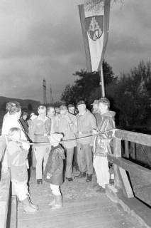 ARH Slg. Weber 02-065/0005, Einweihung der Holzbrücke vom Technischen Hilfswerk Ortsverband Ronnenberg über die Haferriede auf dem Verbindungsweg Gehrden - Ditterke, zwischen 1990/2000