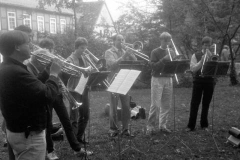ARH Slg. Weber 02-066/0002, Auftritt des Posaunenchors der Margarethengemeinde mit Kantor Gottfried Piper (Bildmitte), Gehrden, zwischen 1980/1990