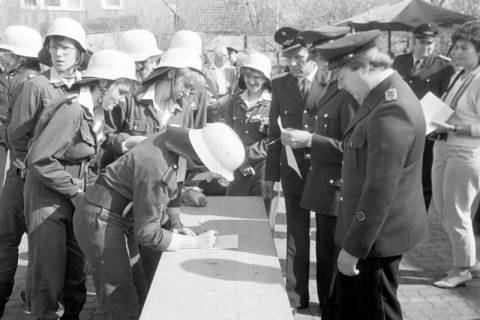 ARH Slg. Weber 02-066/0005, Damengruppe bei der Anmeldung? zu einer Übung beim Leistungsmarsch der Feuerwehr Northen, zwischen 1980/1990