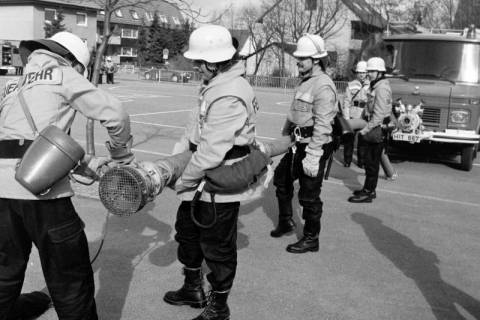 ARH Slg. Weber 02-066/0013, Grundlehrgang der Gehrdener Ortsfeuerwehren auf dem Schulhof der Grundschule Am Castrum, Gehrden, zwischen 1980/1990
