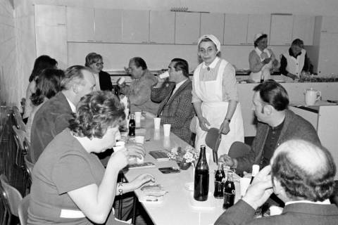 ARH Slg. Weber 02-066/0015, Imbiss für Blutspender nach einem Blutspendetermin beim DRK-Ortsverein Gehrden, zwischen 1980/1990
