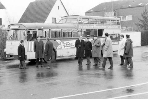 ARH Slg. Weber 02-066/022, Probefahrt eines Schulbusses mit Vertretern von Rat und Verwaltung der Stadt Gehrden an der Schulbus-Haltestelle auf dem Schulhof der Grundschule Am Castrum, Gehrden, zwischen 1970/1980