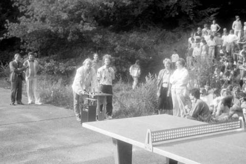 ARH Slg. Weber 02-067/0001, Einweihung einer neuen Tischtennisplatte mit Elternvertretern als Sponsoren und l. Schulleiter Roland Neßler auf dem Schulhof am Matthias-Claudius-Gymnasium, Gehrden, zwischen 1980/1990