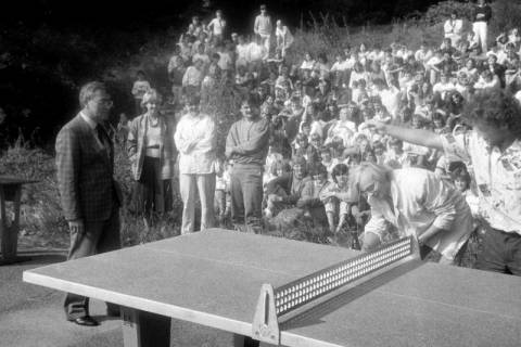 ARH Slg. Weber 02-067/0002, Einweihung einer neuen Tischtennisplatte mit Elternvertretern als Sponsoren und l. Schulleiter Roland Neßler auf dem Schulhof am Matthias-Claudius-Gymnasium, Gehrden, zwischen 1980/1990