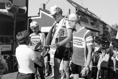ARH Slg. Weber 02-067/0006, Siegeraufstellung nach einem Radrennen des traditionellen Bürgerpreis der Stadt Gehrden, 1985