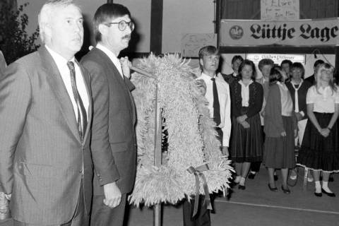 ARH Slg. Weber 02-067/0008, Übergabe einer Erntekrone des Landvolkverbandes Kreis Hannover an den Landrat Karsten Hoppenstedt auf dem Erichshof, Everloh , zwischen 1980/1990