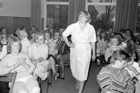 ARH Slg. Weber 02-067/0012, Eine Modenschau beim DRK-Ortsverein Redderse? im Dorfgemeinschaftshaus, Redderse , zwischen 1980/1990