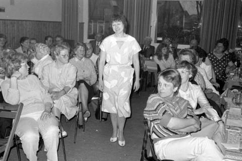 ARH Slg. Weber 02-067/0013, Eine Modenschau beim DRK-Ortsverein Redderse? im Dorfgemeinschaftshaus, Redderse , zwischen 1980/1990