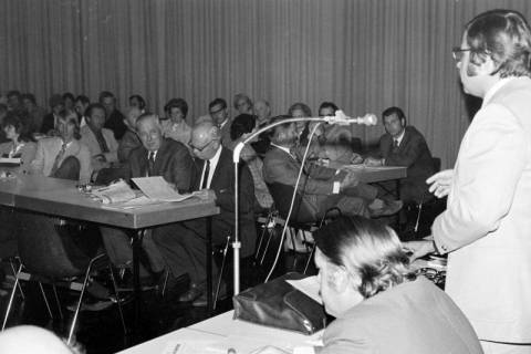 ARH Slg. Weber 02-067/0014, Ein Mann hält auf einer Sitzung? eine Rede, zwischen 1980/1990