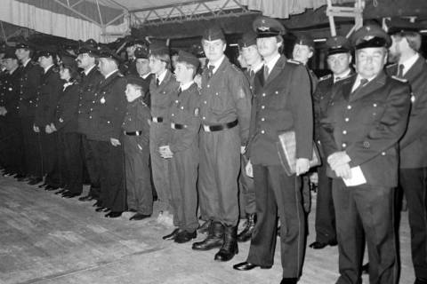 ARH Slg. Weber 02-067/0020, Gruppenfoto der Feuerwehr in einem Festzelt, zwischen 1980/1990