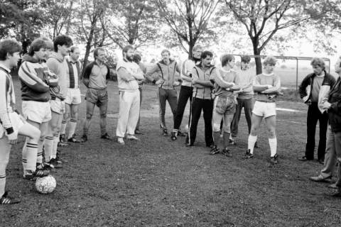 ARH Slg. Weber 02-068/0009, Fußballspieler auf einem Sportplatz, Redderse, zwischen 1980/1990