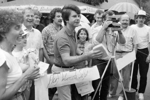 ARH Slg. Weber 02-070/0010, CDU-Landtagsabgeordneter Willi Lindhorst wirft einen Schwamm an einem Stand auf dem Dorffest "Auf dem Thie", Leveste, zwischen 1980/1990