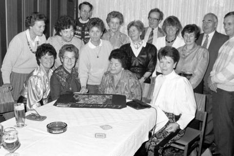 ARH Slg. Weber 02-070/0012, Gruppenfoto mit Anliegern und Nachbarn der "Alten Straße", Gehrden, zwischen 1980/1990