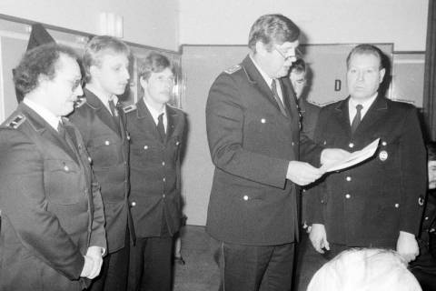 ARH Slg. Weber 02-070/0015, Stadtbrandmeister Fritz Narten überreicht eine Urkunde an den Ortsbrandmeister Günter Baumgarten bei der Jahreshauptversammlung der Ortsfeuerwehr Leveste im Gasthaus Behnsen, Leveste, zwischen 1980/1990