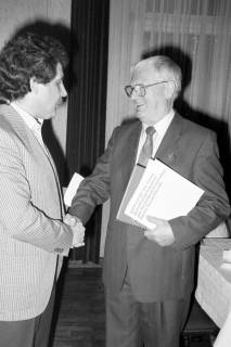 ARH Slg. Weber 02-071/0010, Landtagsabegordneter und SPD-Unterbezirksvorsitzender Heinrich Aller (links) überreicht an Artur Hansen eine Ehrenurkunde für seine 50-jährige Mitgliedschaft bei der SPD, Everloh, zwischen 1980/1990