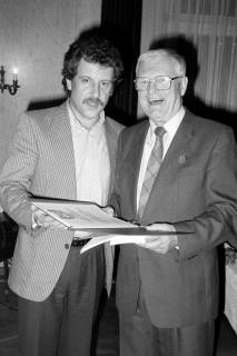 ARH Slg. Weber 02-071/0011, Landtagsabegordneter und SPD-Unterbezirksvorsitzender Heinrich Aller (links) überreicht an Artur Hansen eine Ehrenurkunde für seine 50-jährige Mitgliedschaft bei der SPD, Everloh, zwischen 1980/1990