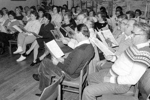 ARH Slg. Weber 02-071/0018, Probe des Burgbergchors Gehrden mit amerikanischen Liedern im Vereinslokal Ratskeller, Gehrden, zwischen 1980/1990