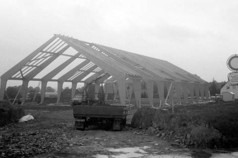 ARH Slg. Weber 02-072/0001, Grundgerüst beim Bau der Lagerhalle an der Straße Bröhnrehr am Ortseingang Lemmie, zwischen 1980/1990