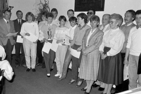 ARH Slg. Weber 02-072/0006, Siegerehrung mit Urkunden innerhalb des Sportvereins Gehrden e.V., 1986