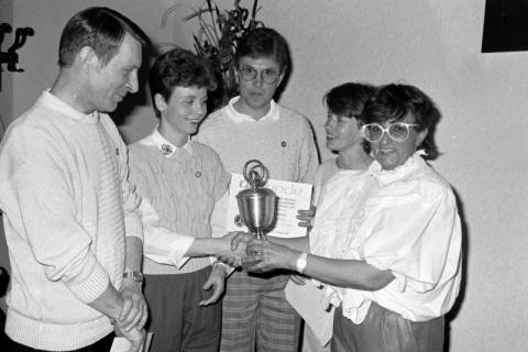 ARH Slg. Weber 02-072/0007, Siegerehrung innerhalb des Sportvereins Gehrden e.V., 1986