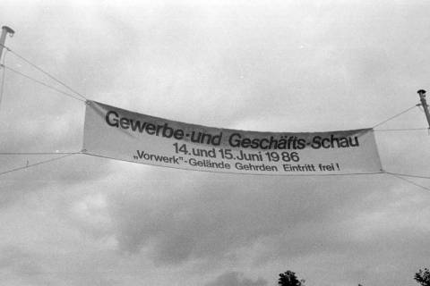 ARH Slg. Weber 02-072/0014, Banner für die Gewerbe und Geschäftsschau auf dem Vorwerk-Gelände, Gehrden, 1986