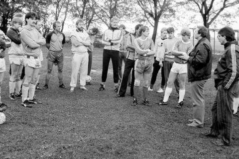 ARH Slg. Weber 02-072/0020, Fußballspieler auf einem Sportplatz, Redderse, zwischen 1980/1990