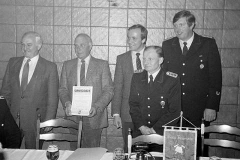 ARH Slg. Weber 02-073/0010, V.l. Bürgermeister Helmut Oberheide, Werner Burose, Stadtdirektor Hans Bildhauer, Friedrich Rascher und Stadtbrandmeister Fritz Narten bei einer Urkundenübergabe der Ortsfeuerwehr Ditterke im Gasthaus von Erna und Günter Hogrefe, Ditterke, zwischen 1980/1990