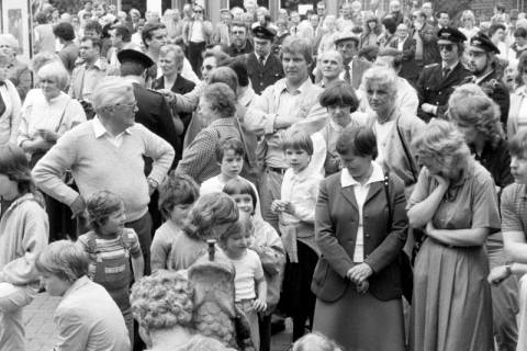 ARH Slg. Weber 02-073/0020, Kinder und Erwachsene auf einem Stadtfest?, zwischen 1980/1990