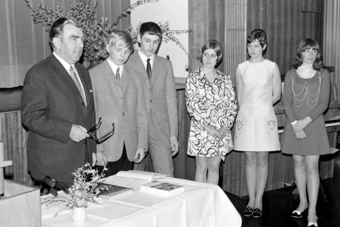ARH Slg. Weber 02-073/0021, Direktor der Hauptschule Manfred Hanisch hält eine Rede vor jungen Personen bei einer Abschlussfeier?, Gehrden, zwischen 1980/1990