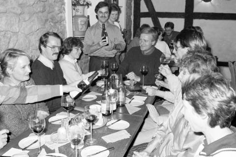 ARH Slg. Weber 02-074/0006, Weinhändler Henning Willimek (stehend) bei Weinprobe in seiner Probierstube Steinweg 3, Gehrden, zwischen 1980/1990