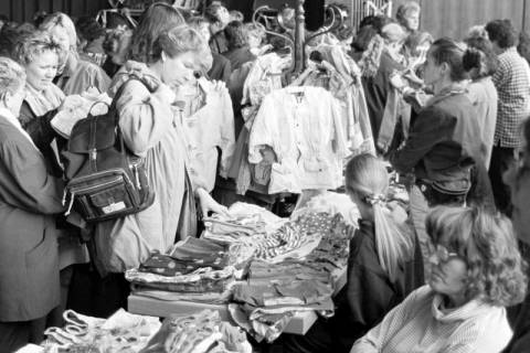 ARH Slg. Weber 02-076/0003, Frauen auf einem Flohmarkt für Kleidung, zwischen 1980/1990