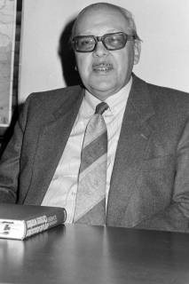 ARH Slg. Weber 02-076/0004, Autor Hermann Schreiber bei einer Lesung seines Buchs "Wie die Deutschen Christen wurden" , 1984