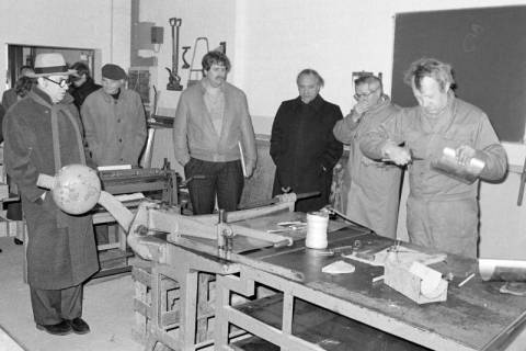 ARH Slg. Weber 02-076/0016, Besichtigung der Anfertigung von Dachrinnen im Dachdeckerbetrieb von Albert Kandelhardt (zweiter von rechts), Gehrden, zwischen 1980/1990