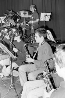 ARH Slg. Weber 02-077/0011, Ein Junge spielt in der Schülerband des Matthias-Claudius-Gymnasiums Saxophon, Gehrden, zwischen 1980/1990