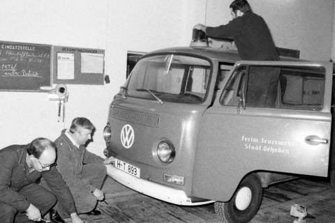 ARH Slg. Weber 02-077/0013, V.l.: Frank Eberhard, Günter Alder und Albert Fricke beim Umbau eines Kleinbus zum Mannschaftsbus für die Ortsfeuerwehr Gehrden, zwischen 1980/1990