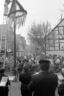 ARH Slg. Weber 02-078/0015, Maibaumfeier mit einem Auftritt der Musikkapelle der Feuerwehr, Gehrden, zwischen 1990/2000