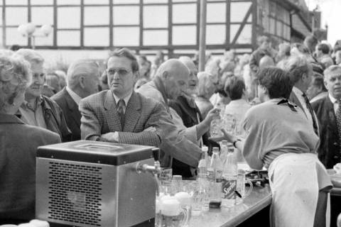 ARH Slg. Weber 02-078/0016, Maibaumfeier mit in der Mitte Bürgermeister Heinrich Berkefeld, Gehrden, zwischen 1990/2000