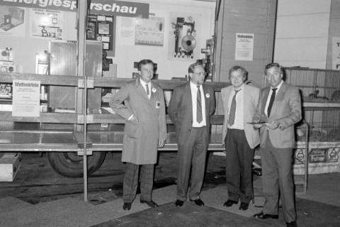 ARH Slg. Weber 02-079/0010, Dietmar Müller (zweiter von links) mit drei weiteren Männern vor einem Ausstallungswagen bei einer Ausstellung über Heiztechniken bei Heizung-Lüftung-Sanitär Müller, Gehrden, zwischen 1980/1990