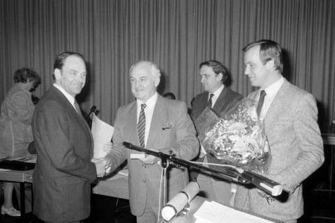 ARH Slg. Weber 02-079/0016, Werner Raupert (CDU-Ratsmitglied und Ortsvorsteher in Ditterke) erhält von Bürgermeister Helmut Oberheide und Stadtdirektor Hans Bildhauer eine Urkunde und einen Blumenstrauß, dahinter Heinrich Berkefeld, Gehrden, zwischen 1980/1990