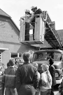 ARH Slg. Weber 02-079/0017, Ein Junge steht gemeinsam mit einem Mitglied der Feuerwehr auf Drehleiter der Feuerwehr Ronnenberg, zwischen 1980/1990