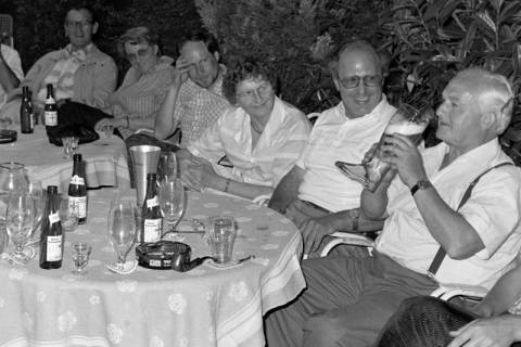 ARH Slg. Weber 02-080/0009, V.r. Bürgermeister Helmut Oberheide, Kurt Begemann (2. Vorsitzender Burgbergchor), Waltraud Imgart (SPD-Ratsmitglied), Peter Schnabel (stellv. Stadtdirektor), Ilse Neu (Vorsitzende DRK-Ortsverein Gehrden) und Ehrenfried Keding bei einer Feier, zwischen 1980/1990