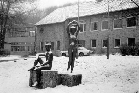 ARH Slg. Weber 02-081/0004, Skulpturen vor dem Matthias-Claudius-Gymnasium im Winter, Gehrden, zwischen 1980/1990