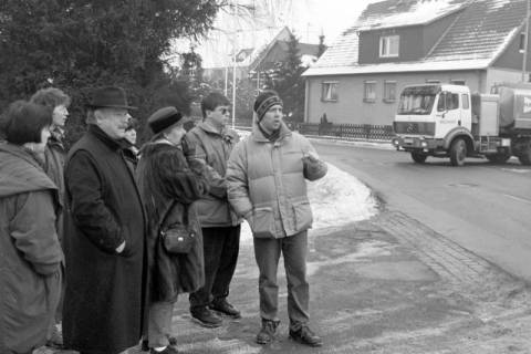 ARH Slg. Weber 02-081/0006, Mitglieder des Ortsrates Leveste und Ordnungsamtsleiter Frank Born (rechts) bei einem Ortstermin, Leveste, zwischen 1980/1990
